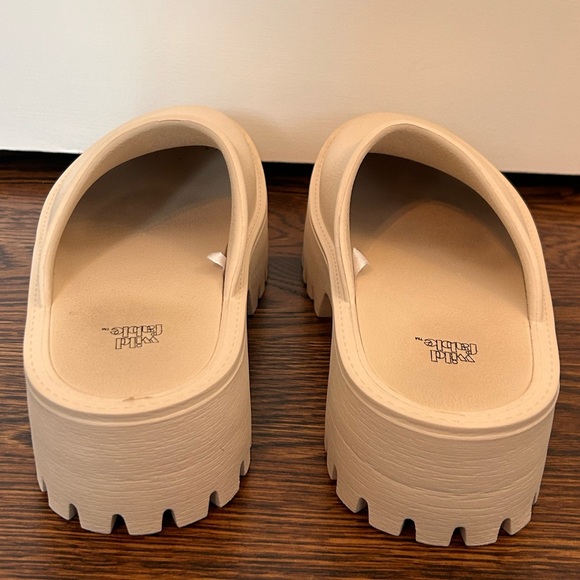 Target Wild Fable Brooke Clogs 6.5 - Picture 4 of 8